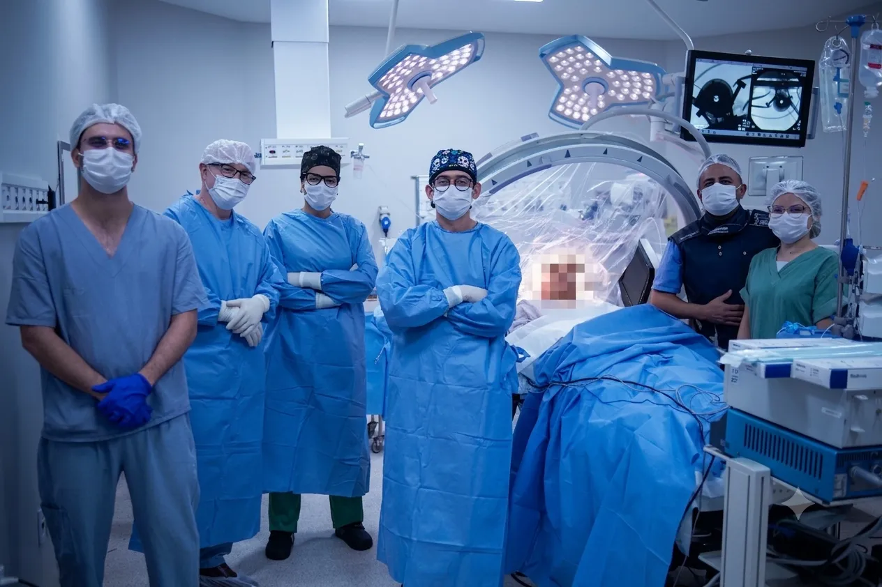 Equipe cirúrgica do Dr. Bruno Fernandes durante procedimento de Estimulação Cerebral Profunda